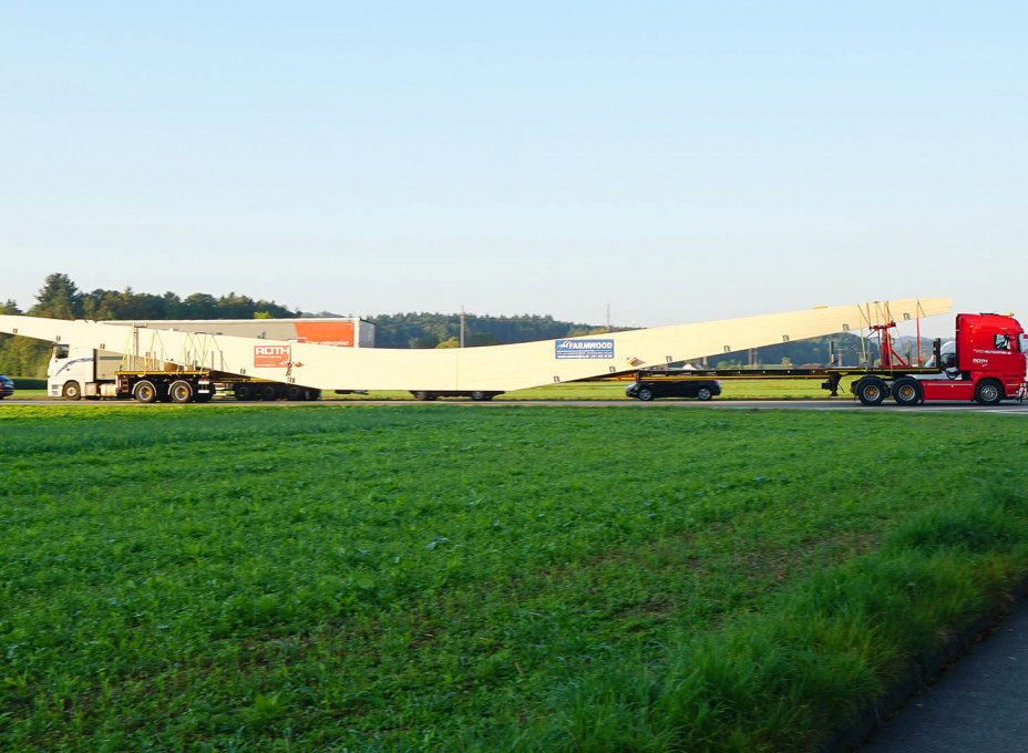 Maschinenhalle Failletaz - Transport 45 m lange Satteldachbogenbindern